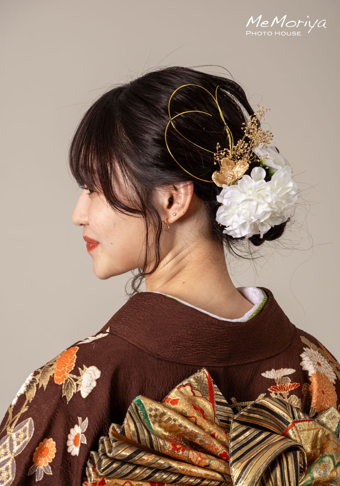 二十歳の笑顔が素敵な女性とそのお姉さまが成人式後撮りで来店されました。お姉さまは、コロナで成人式が中止となったということで、この機会に姉妹で成人式の記念撮影をさせていただきました。