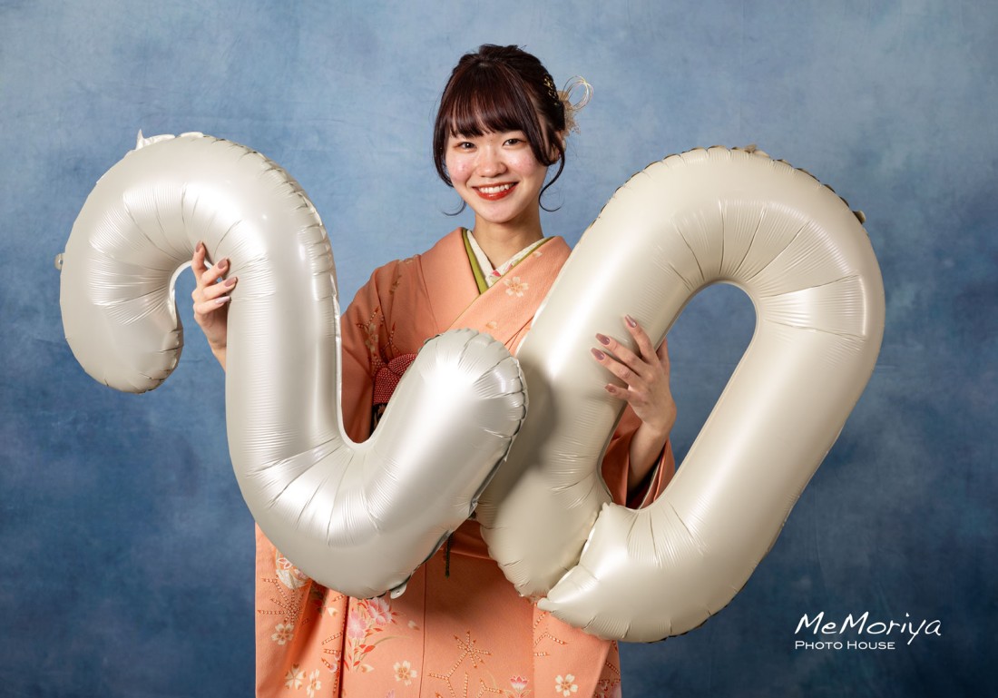 二十歳の笑顔が素敵な女性とそのお姉さまが成人式後撮りで来店されました。お姉さまは、コロナで成人式が中止となったということで、この機会に姉妹で成人式の記念撮影をさせていただきました。