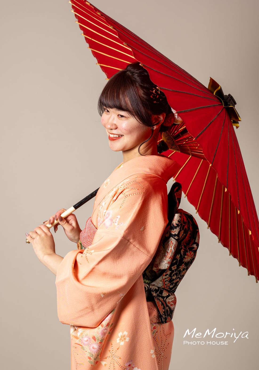 二十歳の笑顔が素敵な女性とそのお姉さまが成人式後撮りで来店されました。お姉さまは、コロナで成人式が中止となったということで、この機会に姉妹で成人式の記念撮影をさせていただきました。