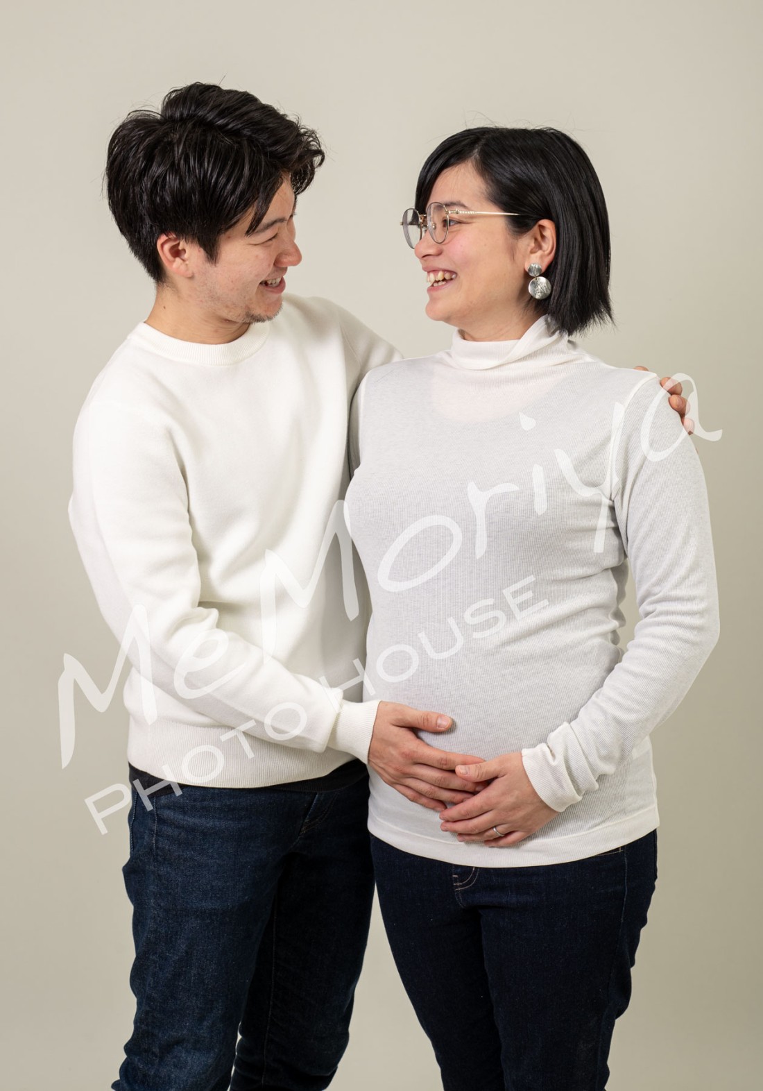 毎年、結婚結婚記念日にワンチャンたちと撮影にお越しいただいているお客様が来店されました。今回のテーマは、マタニティ。おめでとうございます。マタニティと言いながら、今回もワンちゃんたちを中心に楽しく撮影させていただきました。次回は、元気な赤ちゃんを拝見させてください。