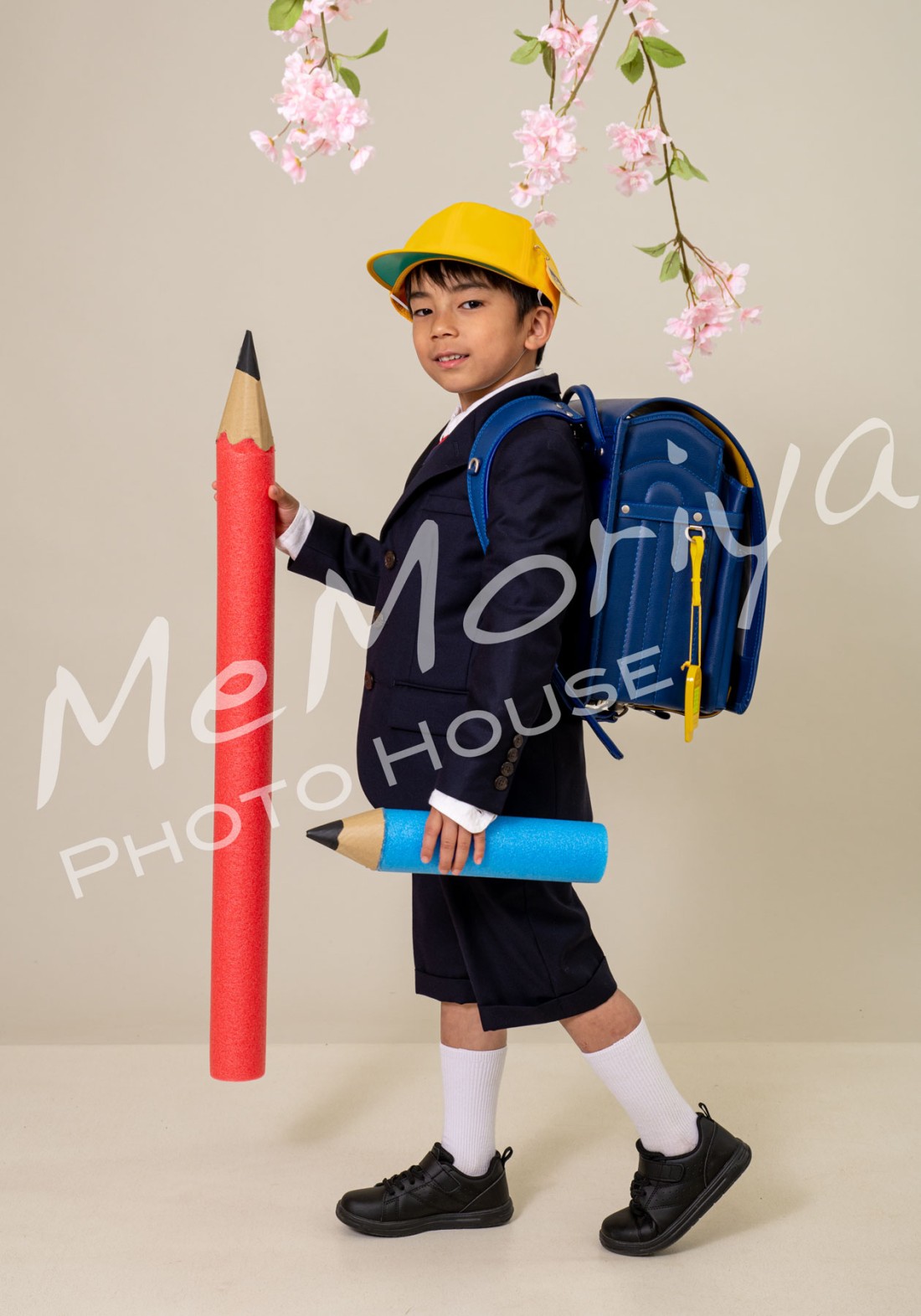 今日は、3歳のお嬢様が来店されました。ご家族は4月には、お兄ちゃんの小学校入学式撮影で来店されましたので、今年2回目の撮影です。ありがとうございます。着付けのあと、ママに口紅をつけてもらい撮影が始まりました。緊張していましたが頑張りました。スタジオのあと、秋晴れの公園でも撮影できました。