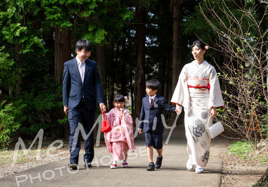 今日は、3歳のお嬢様が来店されました。ご家族は4月には、お兄ちゃんの小学校入学式撮影で来店されましたので、今年2回目の撮影です。ありがとうございます。着付けのあと、ママに口紅をつけてもらい撮影が始まりました。緊張していましたが頑張りました。スタジオのあと、秋晴れの公園でも撮影できました。