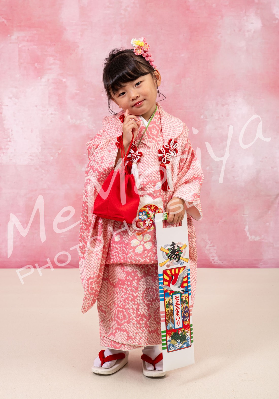 今日は、3歳のお嬢様が来店されました。ご家族は4月には、お兄ちゃんの小学校入学式撮影で来店されましたので、今年2回目の撮影です。ありがとうございます。着付けのあと、ママに口紅をつけてもらい撮影が始まりました。緊張していましたが頑張りました。スタジオのあと、秋晴れの公園でも撮影できました。