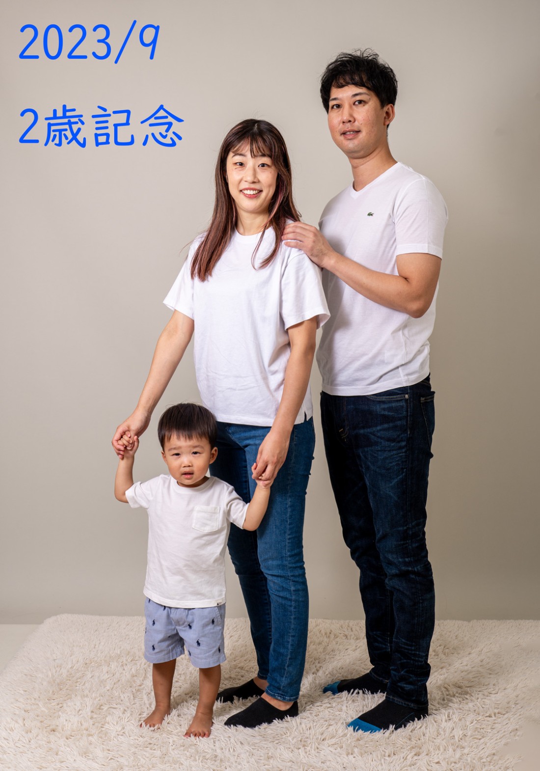 お子様の成長記録の撮影のため、常連のお客様が来店されました。お子様はとても素直で優しい子に成長しています。来店経歴は一度目は誕生記念、2度目は1歳記念、3度目は今回の2歳記念です。メモリヤでは、来店されるご家族に毎回同じポーズをお願いしていますが、お子様の成長が一目でわかると好評です。多分、高校生くらいになると、ママの身長を抜かして並ぶ順番が入れ替わると思います。楽しみですね。