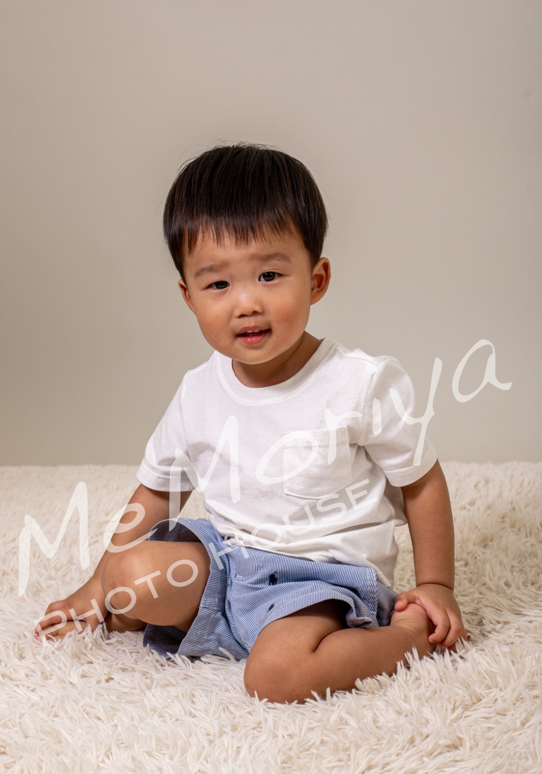 お子様の成長記録の撮影のため、常連のお客様が来店されました。お子様はとても素直で優しい子に成長しています。来店経歴は一度目は誕生記念、2度目は1歳記念、3度目は今回の2歳記念です。メモリヤでは、来店されるご家族に毎回同じポーズをお願いしていますが、お子様の成長が一目でわかると好評です。多分、高校生くらいになると、ママの身長を抜かして並ぶ順番が入れ替わると思います。楽しみですね。