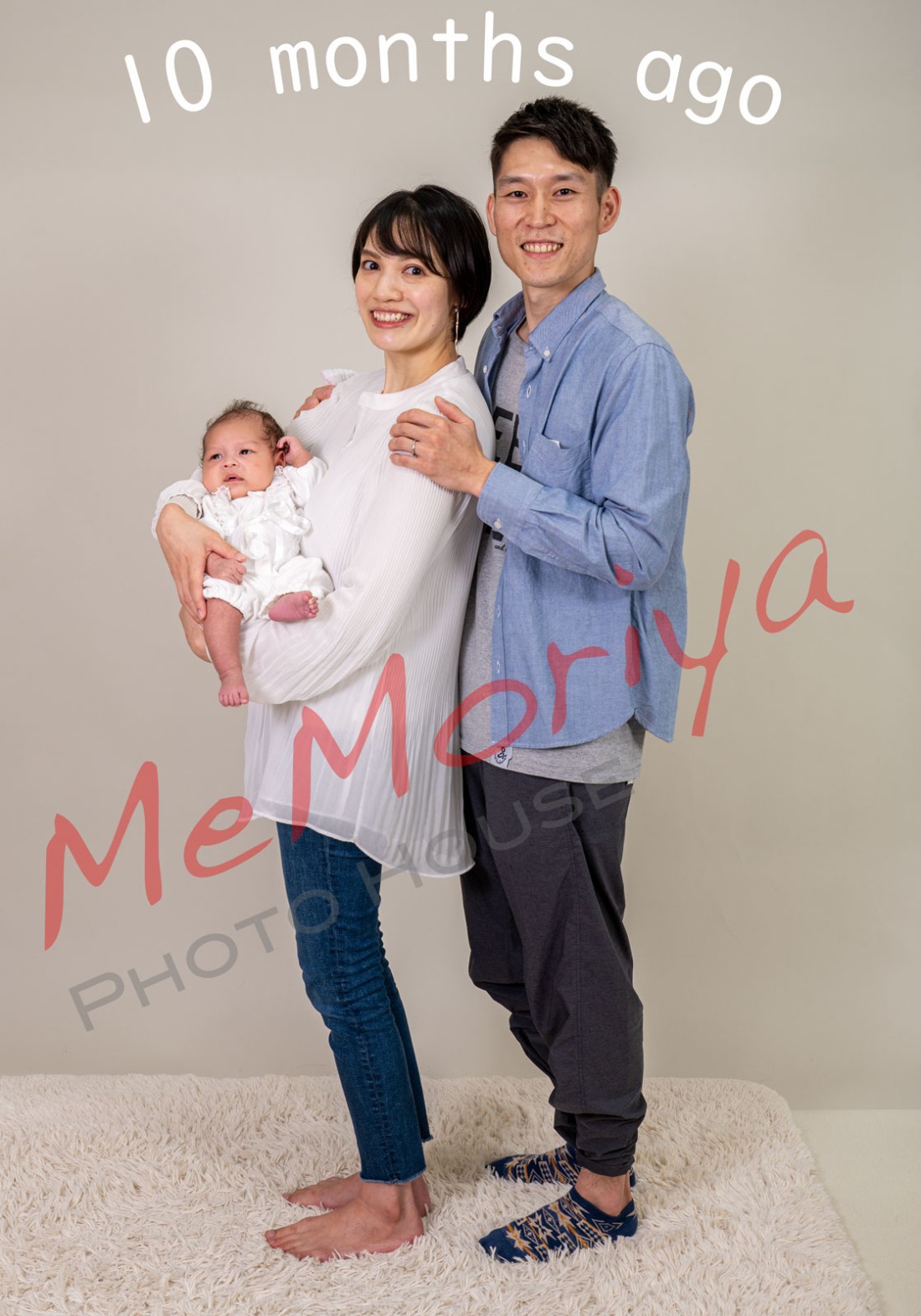お子様の1歳記念の撮影にご家族が来店されました。誕生2ヵ月の時も誕生記念の撮影に来店していただきました。お子様は、つかまり立ちができましたが、すぐに一人歩きしそうでした。スタジオ撮影の後、公園にも行きましたが、8月の強烈な日差しのため、日陰を中心の撮影になりました。次回は、公園の遊具で遊ぶお子様を撮影させていただきたいと思っております。