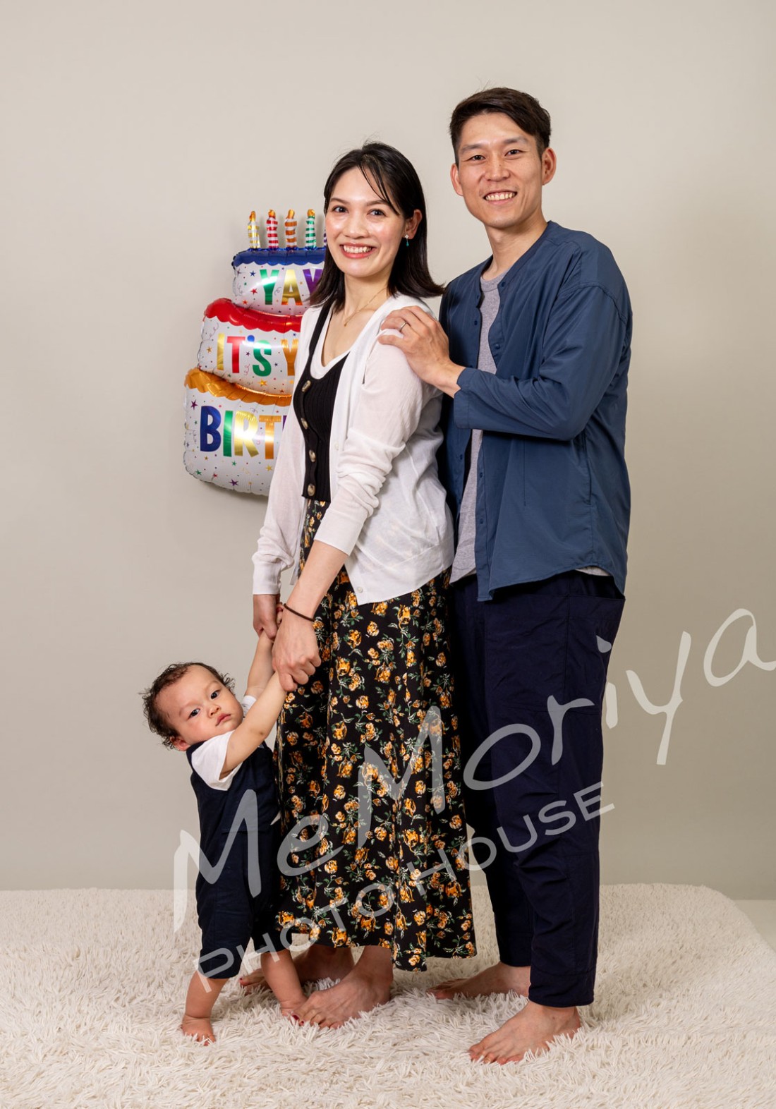 お子様の1歳記念の撮影にご家族が来店されました。誕生2ヵ月の時も誕生記念の撮影に来店していただきました。お子様は、つかまり立ちができましたが、すぐに一人歩きしそうでした。スタジオ撮影の後、公園にも行きましたが、8月の強烈な日差しのため、日陰を中心の撮影になりました。次回は、公園の遊具で遊ぶお子様を撮影させていただきたいと思っております。