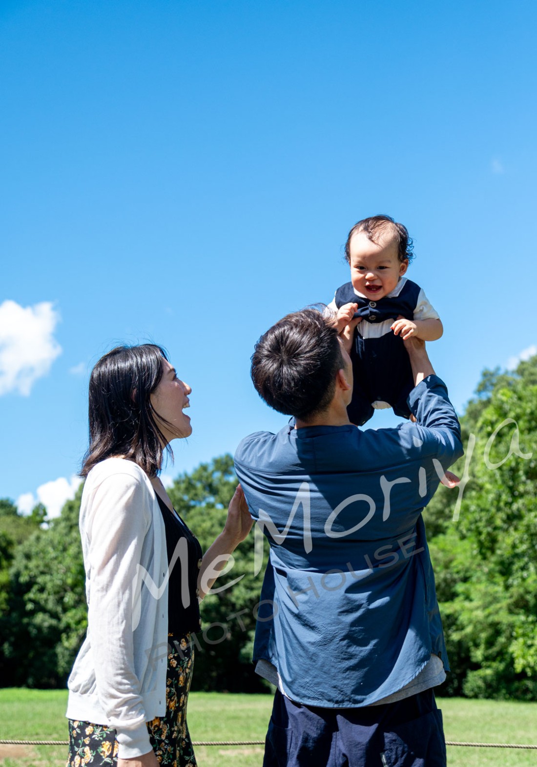 お子様の1歳記念の撮影にご家族が来店されました。誕生2ヵ月の時も誕生記念の撮影に来店していただきました。お子様は、つかまり立ちができましたが、すぐに一人歩きしそうでした。スタジオ撮影の後、公園にも行きましたが、8月の強烈な日差しのため、日陰を中心の撮影になりました。次回は、公園の遊具で遊ぶお子様を撮影させていただきたいと思っております。