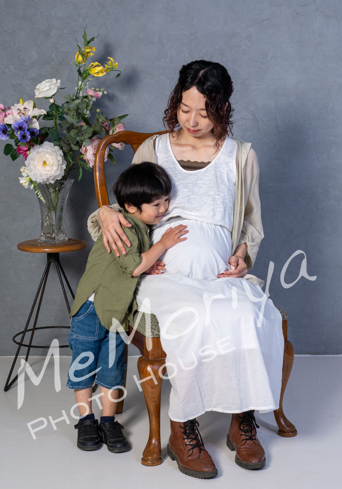 マタニティフォトの撮影に、ママと3歳の息子さんが来店されました。お腹の赤ちゃんは女の子だそうです。ご来店の理由が、赤ちゃんが生まれる前に、息子さんと二人の写真を撮っておきたかったとのこと。撮影のポーズなどはお任せいただいたのですが、3歳の息子さんが笑顔で素敵なポーズを作ってくれたため、あえてポージングをお願いする必要もありませんでした。