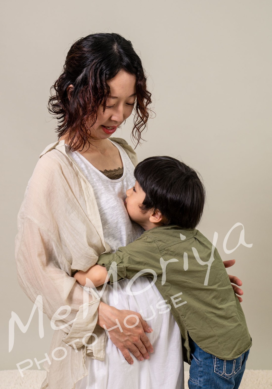マタニティフォトの撮影に、ママと3歳の息子さんが来店されました。お腹の赤ちゃんは女の子だそうです。ご来店の理由が、赤ちゃんが生まれる前に、息子さんと二人の写真を撮っておきたかったとのこと。撮影のポーズなどはお任せいただいたのですが、3歳の息子さんが笑顔で素敵なポーズを作ってくれたため、あえてポージングをお願いする必要もありませんでした。