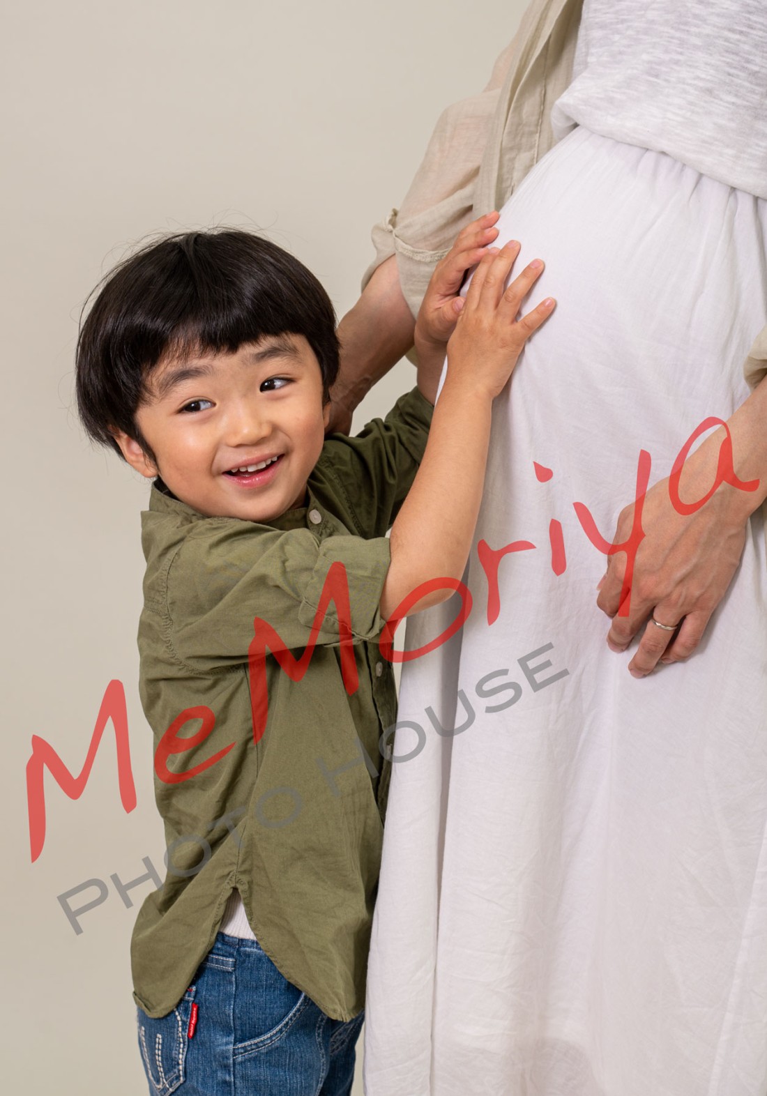 マタニティフォトの撮影に、ママと3歳の息子さんが来店されました。お腹の赤ちゃんは女の子だそうです。ご来店の理由が、赤ちゃんが生まれる前に、息子さんと二人の写真を撮っておきたかったとのこと。撮影のポーズなどはお任せいただいたのですが、3歳の息子さんが笑顔で素敵なポーズを作ってくれたため、あえてポージングをお願いする必要もありませんでした。