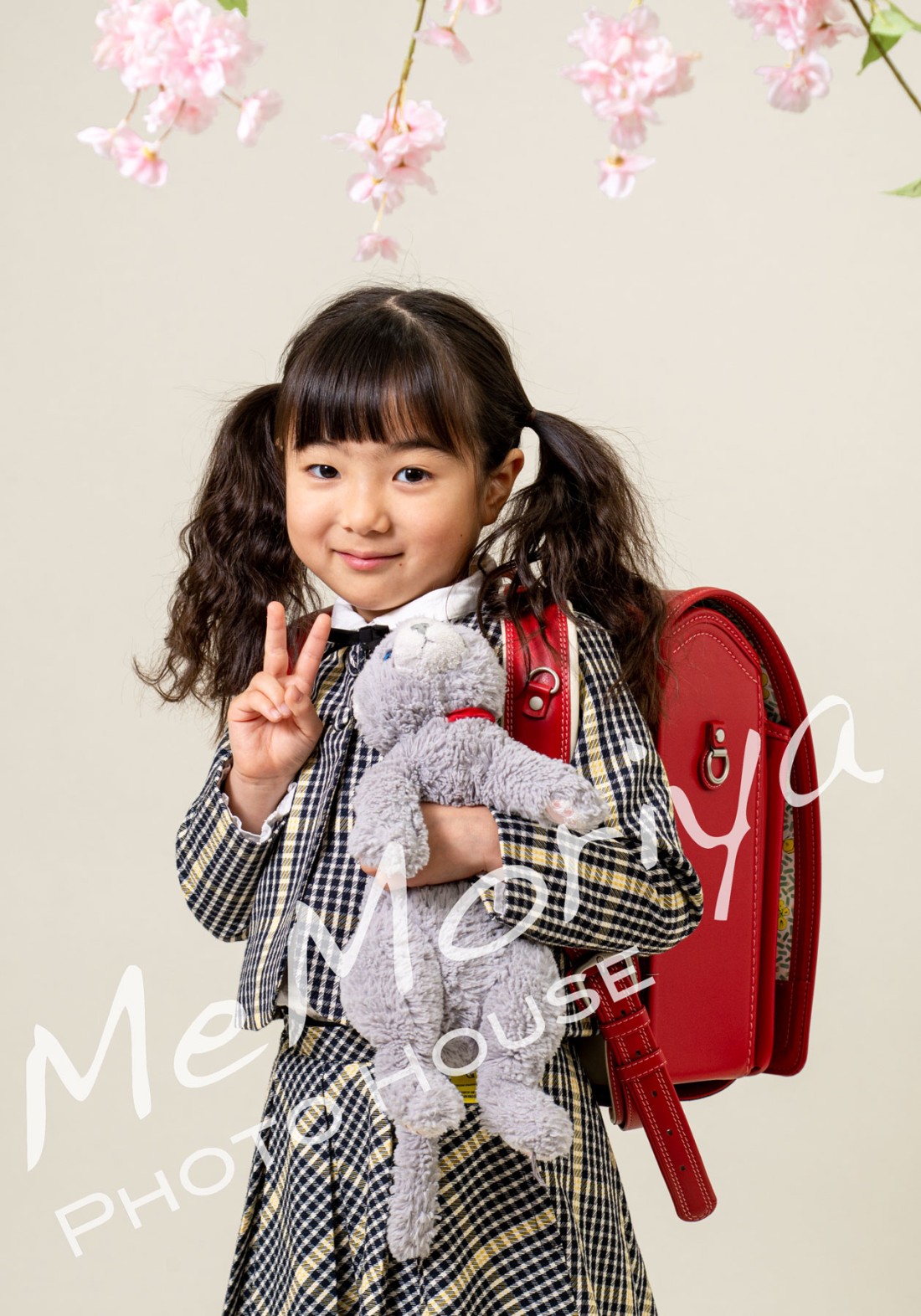 小学校入学のお子様の記念撮影のため、ご家族が来店されました。お兄ちゃんの小学校入学時の記念撮影から、早や4年。お兄ちゃんも妹さんも大きく成長されていました。ランドセルは、「赤でなくちゃ！」と自分で選んだのだとか。お気に入りの猫のぬいぐるみといつも一緒。次の機会にお会いするのが楽しみです。