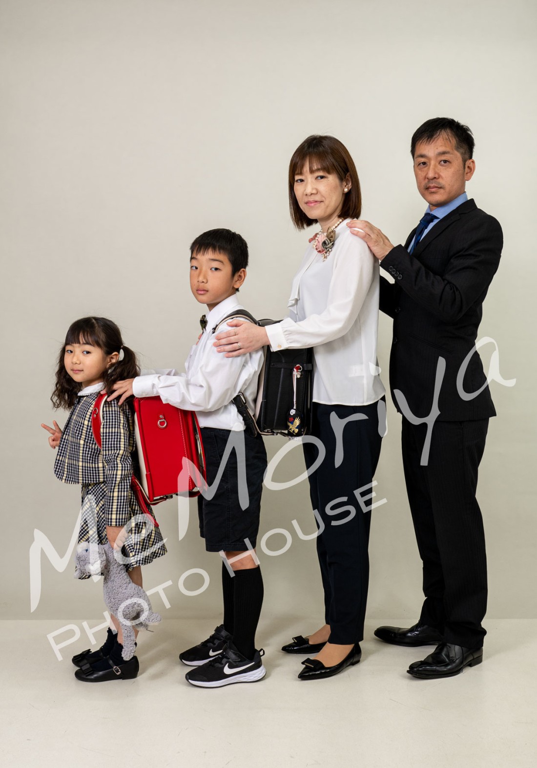 小学校入学のお子様の記念撮影のため、ご家族が来店されました。お兄ちゃんの小学校入学時の記念撮影から、早や4年。お兄ちゃんも妹さんも大きく成長されていました。ランドセルは、「赤でなくちゃ！」と自分で選んだのだとか。お気に入りの猫のぬいぐるみといつも一緒。次の機会にお会いするのが楽しみです。