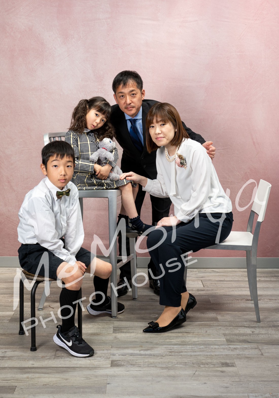 小学校入学のお子様の記念撮影のため、ご家族が来店されました。お兄ちゃんの小学校入学時の記念撮影から、早や4年。お兄ちゃんも妹さんも大きく成長されていました。ランドセルは、「赤でなくちゃ！」と自分で選んだのだとか。お気に入りの猫のぬいぐるみといつも一緒。次の機会にお会いするのが楽しみです。