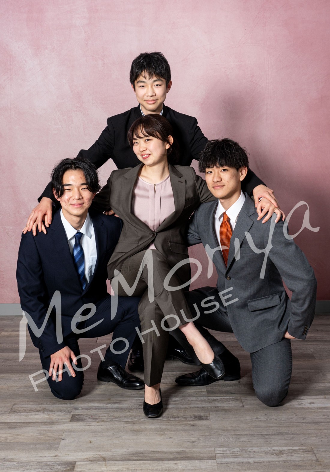 大学で数学を学んでいるという成人式の男性が姉と二人の従弟とともに来店されました。男性の成人式の写真はオーソドックスなポーズ数枚の撮影で済むのですが、仲の良い従弟同士4名が集まったおかげで、多数のポーズが撮影でき、楽しい撮影会になりました。