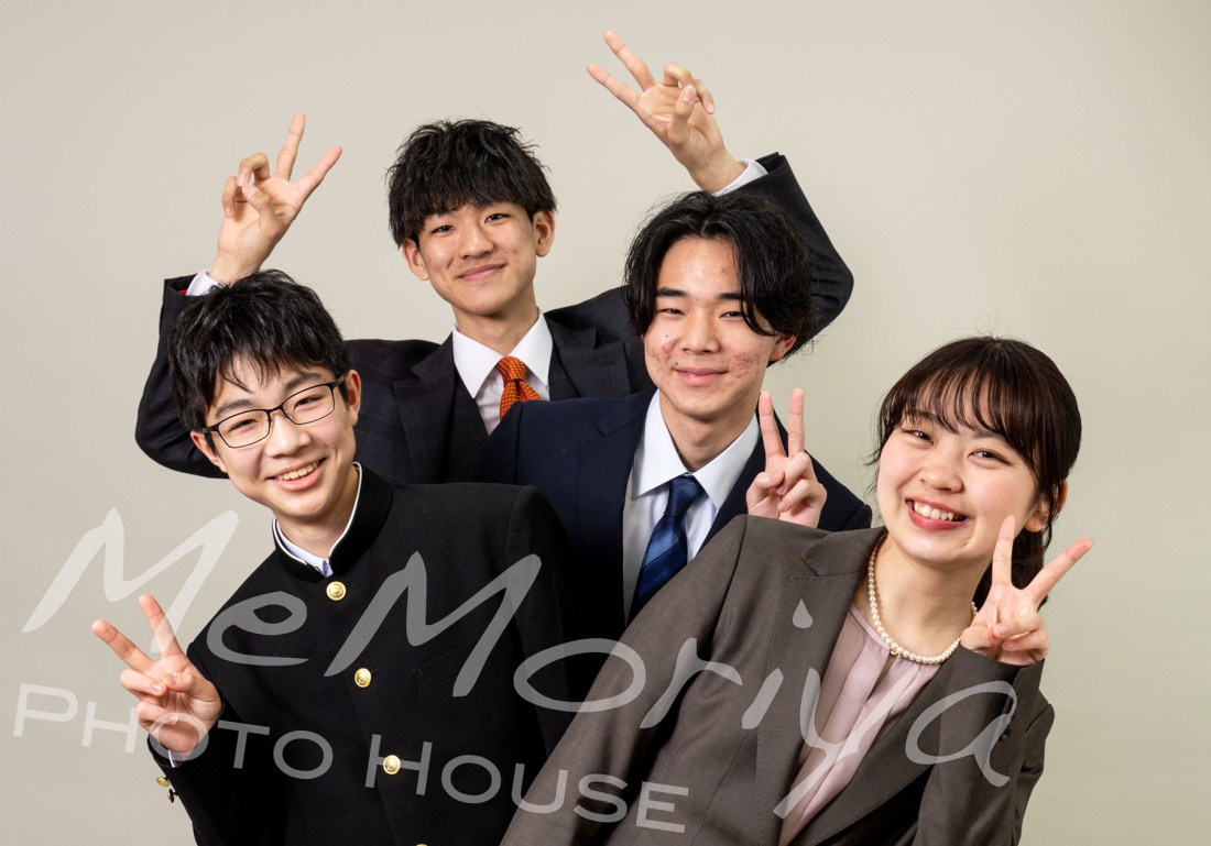 大学で数学を学んでいるという成人式の男性が姉と二人の従弟とともに来店されました。男性の成人式の写真はオーソドックスなポーズ数枚の撮影で済むのですが、仲の良い従弟同士4名が集まったおかげで、多数のポーズが撮影でき、楽しい撮影会になりました。
