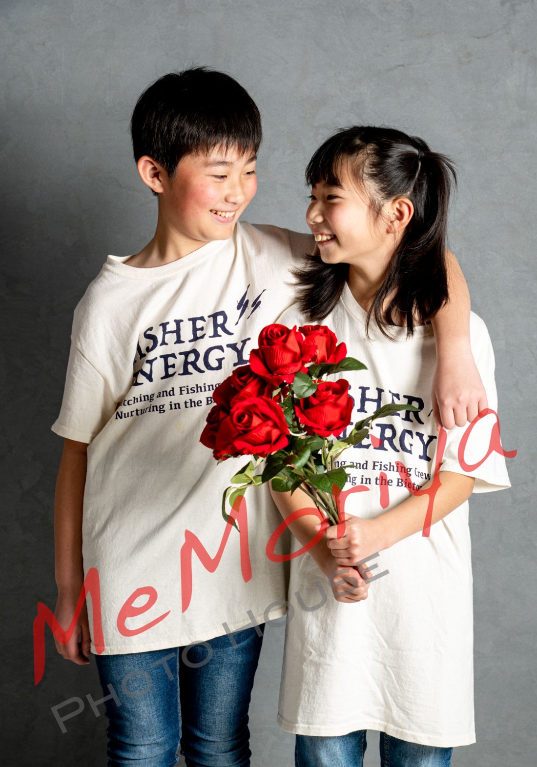 中学校入学の兄と小学生の妹のご家族が来店されました。兄妹ともに空手を修行中とのことで空手のポーズなども撮影させていただきました。お兄ちゃんは中学の部活で空手が無いので、柔道をしたいと頼もしい希望です。途中で、家族お揃いの衣装に着替えて様々なポーズで撮影させていただきました。