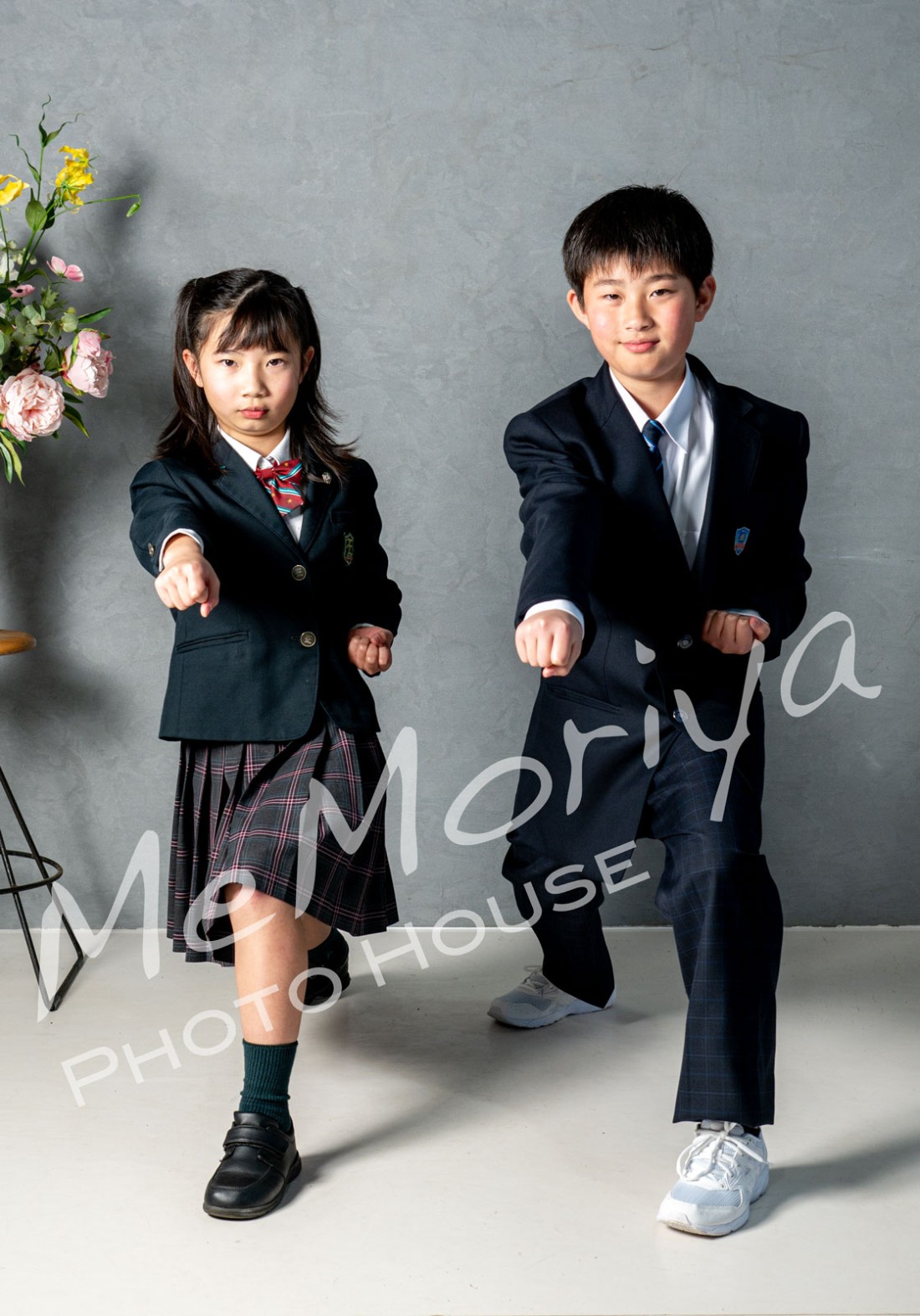 中学校入学の兄と小学生の妹のご家族が来店されました。兄妹ともに空手を修行中とのことで空手のポーズなども撮影させていただきました。お兄ちゃんは中学の部活で空手が無いので、柔道をしたいと頼もしい希望です。途中で、家族お揃いの衣装に着替えて様々なポーズで撮影させていただきました。