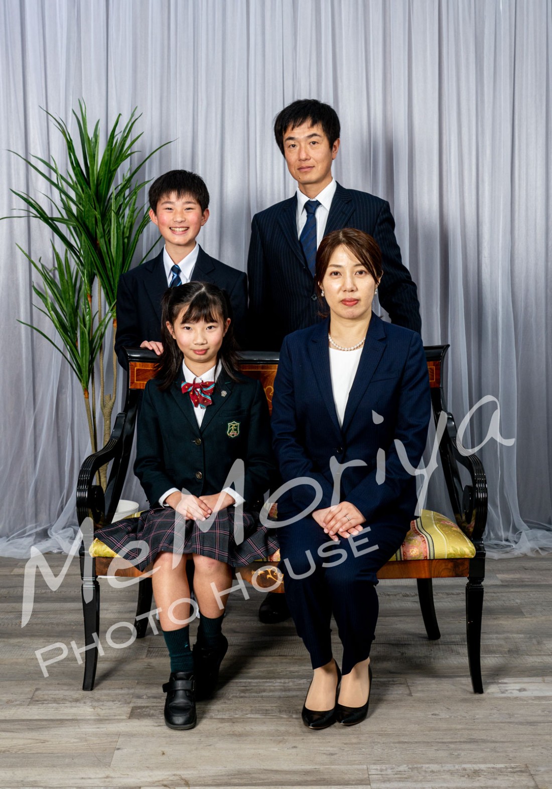 中学校入学の兄と小学生の妹のご家族が来店されました。兄妹ともに空手を修行中とのことで空手のポーズなども撮影させていただきました。お兄ちゃんは中学の部活で空手が無いので、柔道をしたいと頼もしい希望です。途中で、家族お揃いの衣装に着替えて様々なポーズで撮影させていただきました。