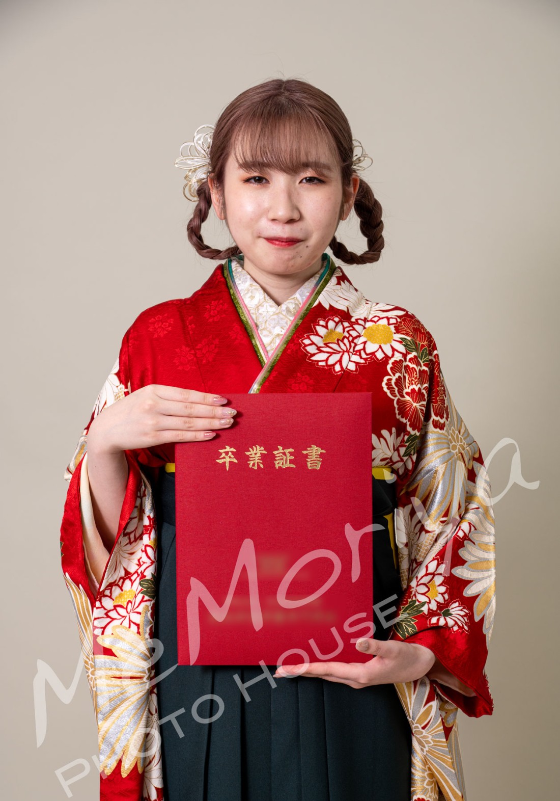 以前、成人式前撮りにお越しいただいたお客様が、今回は卒業記念の撮影にお越しくださいました。いったん卒業されますが、まだ学業を継続されるとのこと。将来は、事務系のお仕事をバリバリこなしたいとの意気込みをお話しくださいました。早咲きの満開の桜の公園でも撮影させていただきました。ご卒業おめでとうございます。