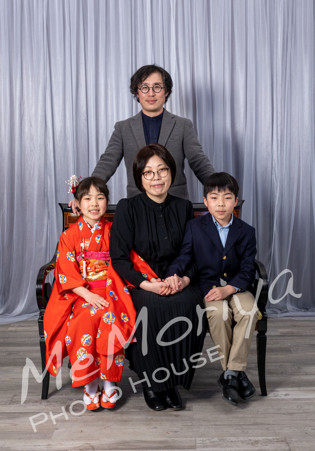 何度もご来店いただいているご家族が、7歳の七五三のお祝いの撮影にいらっしゃいました。7歳のお嬢様は、この春に小学校2年生になります。着ている衣装は、ママが七五三で着た衣装で、それは祖母様が縫われたもの。3世代につながった衣装です。パパは建築設計のお仕事で、完成物件の記録撮影をメモリヤで受けさせていただいたこともあります。