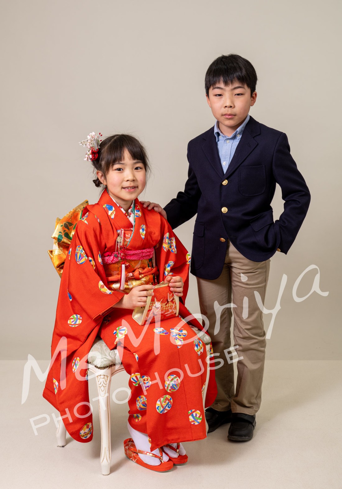 何度もご来店いただいているご家族が、7歳の七五三のお祝いの撮影にいらっしゃいました。7歳のお嬢様は、この春に小学校2年生になります。着ている衣装は、ママが七五三で着た衣装で、それは祖母様が縫われたもの。3世代につながった衣装です。パパは建築設計のお仕事で、完成物件の記録撮影をメモリヤで受けさせていただいたこともあります。