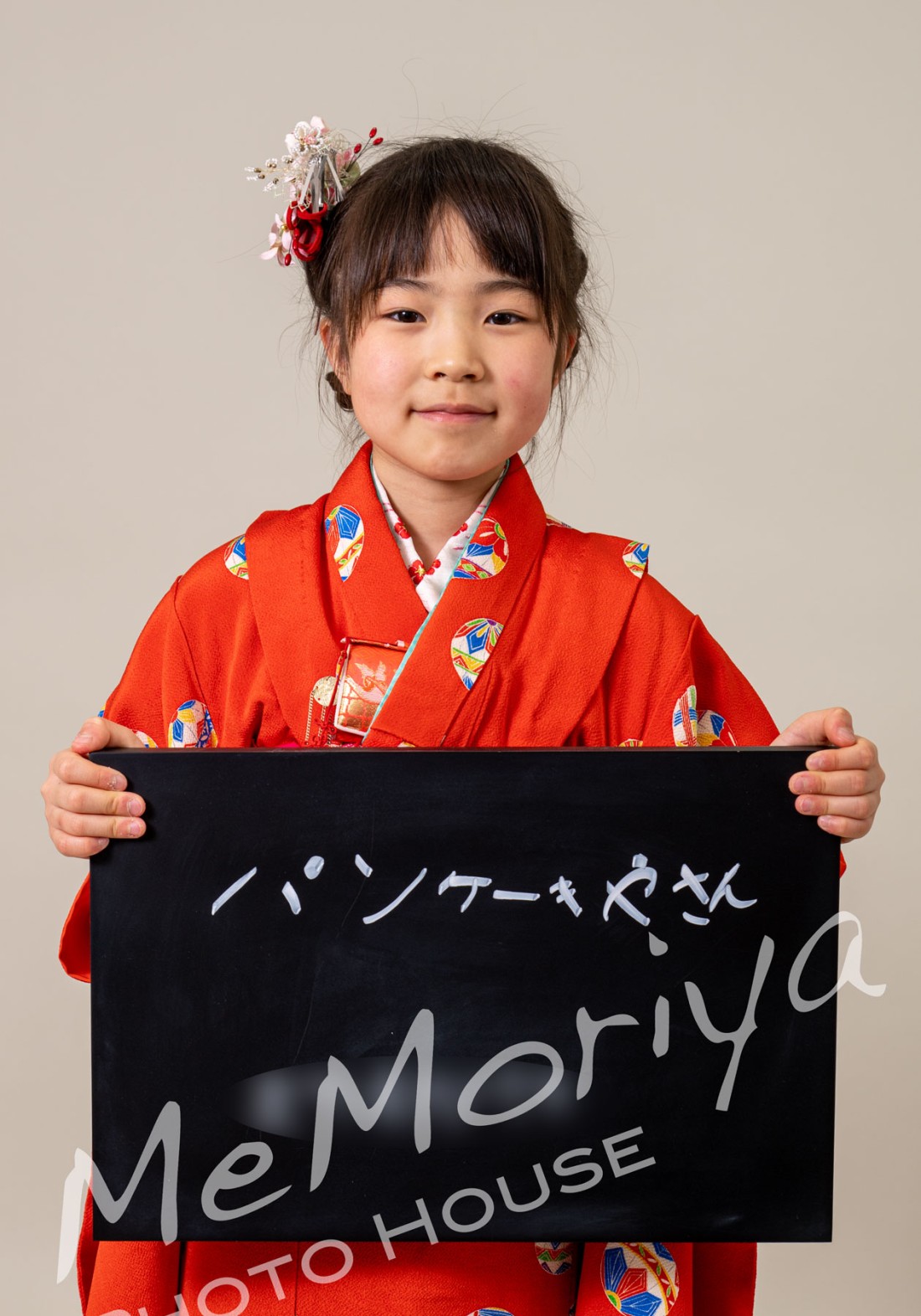 何度もご来店いただいているご家族が、7歳の七五三のお祝いの撮影にいらっしゃいました。7歳のお嬢様は、この春に小学校2年生になります。着ている衣装は、ママが七五三で着た衣装で、それは祖母様が縫われたもの。3世代につながった衣装です。パパは建築設計のお仕事で、完成物件の記録撮影をメモリヤで受けさせていただいたこともあります。