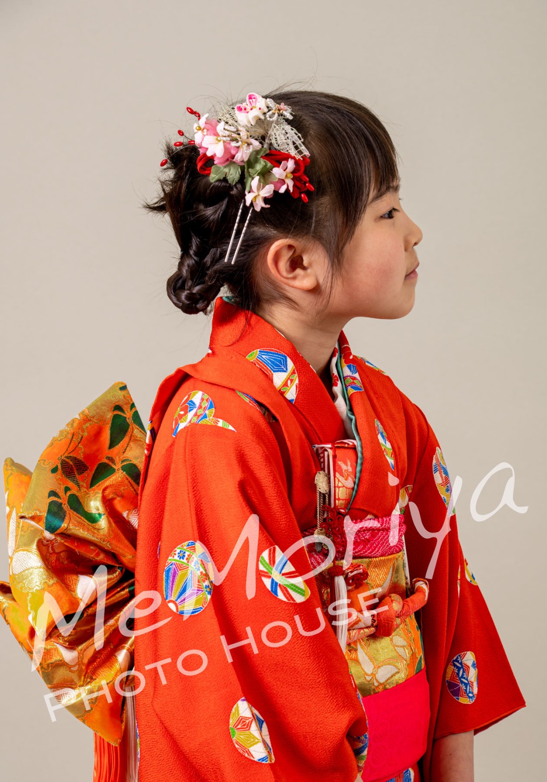 何度もご来店いただいているご家族が、7歳の七五三のお祝いの撮影にいらっしゃいました。7歳のお嬢様は、この春に小学校2年生になります。着ている衣装は、ママが七五三で着た衣装で、それは祖母様が縫われたもの。3世代につながった衣装です。パパは建築設計のお仕事で、完成物件の記録撮影をメモリヤで受けさせていただいたこともあります。