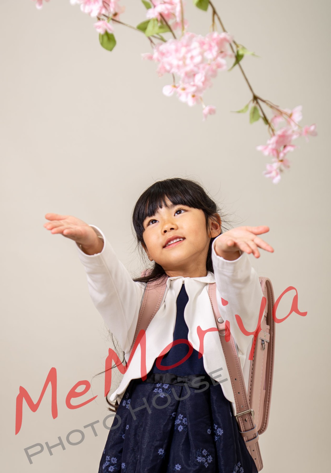 小学校入学と幼稚園入園のダブル入学のご家庭が来店されました。小学校入学のお嬢様は、バレエを習っているとのことで、撮影に慣れてくると様々なポーズを披露してくれました。