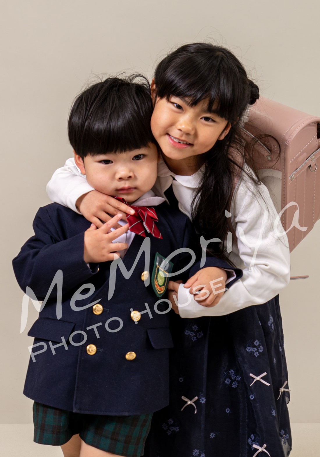 小学校入学と幼稚園入園のダブル入学のご家庭が来店されました。小学校入学のお嬢様は、バレエを習っているとのことで、撮影に慣れてくると様々なポーズを披露してくれました。
