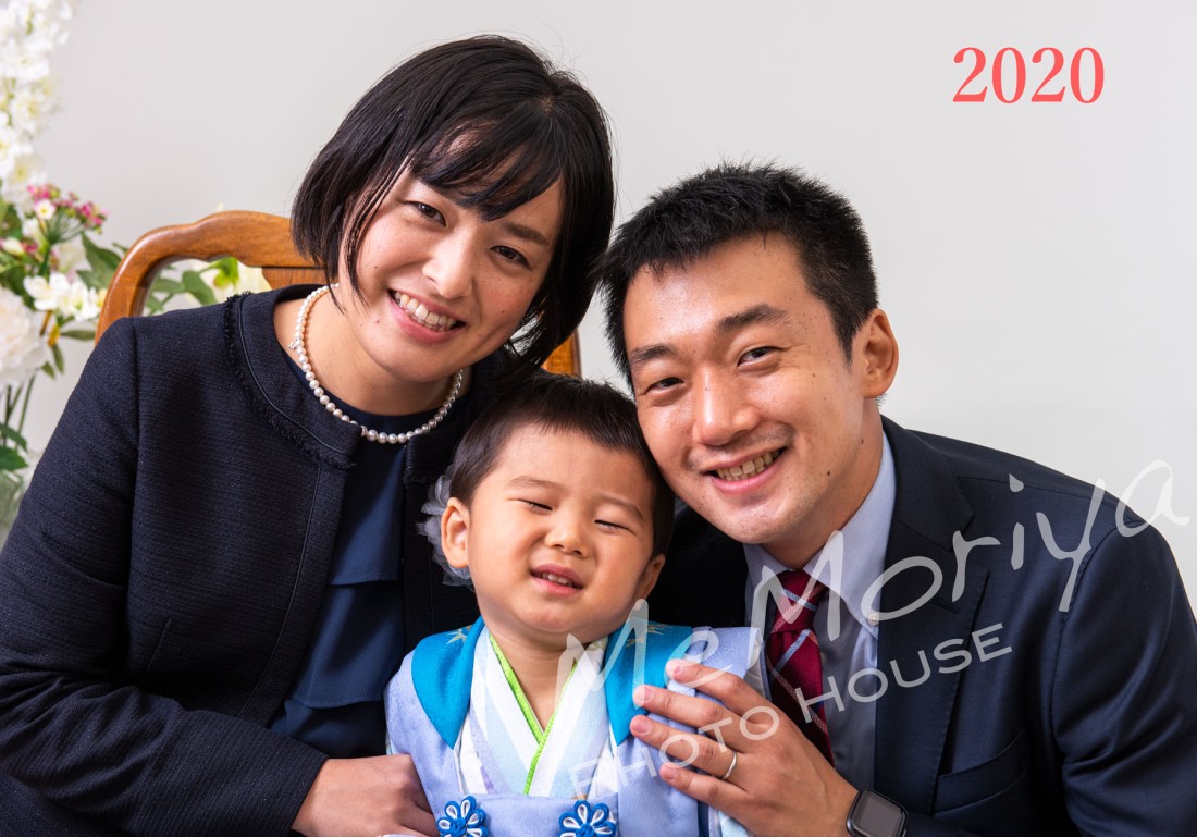 3歳の七五三で撮影させていただいたＡ君ご家族が、今回５歳の七五三で来店されました。3歳の時は、“可愛い”。5歳は、たった2年でこんなに成長するのと思うほどしっかりしたお兄ちゃんになっていました。今度会えるのはいつかな。成長したＡ君に会うのが楽しみです。