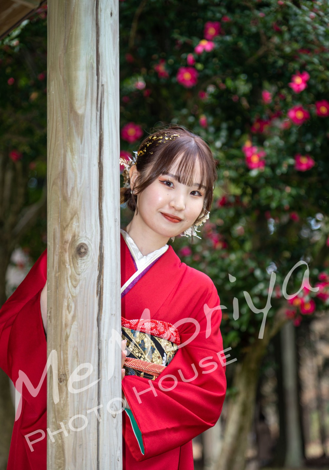 成人式前撮りのお客様が来店されました。今回、スタジオ＋公園プランをご希望でした。公園の楓の紅葉がピークを過ぎていましたが、ぎりぎり間に合いました。真紅の振袖はスタジオでも公園の楓の下でもフォトジェニック。