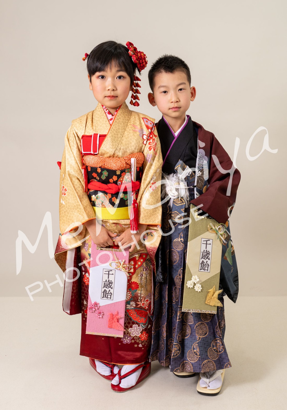 双子の兄妹が7歳の七五三で来店されました。今年4月にも小学校入学記念の撮影をさせていただいたご家族です。20秒早く生まれたお兄ちゃんは、おしゃべりでめちゃカッコマン。一方、20秒遅れの妹ちゃんは、寡黙で落ち着いた大人のような雰囲気の持ち主です。お兄ちゃんの撮影は爆笑でした。妹ちゃんの体格が少し大きいので、私が「お姉ちゃんが、、、」と声を掛けたら即刻「僕がお兄ちゃんです。」って反応。お兄ちゃんが私にたいして「おじいちゃん、腰が引けているね。僕は空手をやってて、腰が引けている弱い人とは戦わないんだ。」　私「おじいちゃん、より、おじちゃんと言ってほしいな。お兄ちゃんが黒帯取れたら、また撮影に来てよ」。お兄ちゃん「わかった！来るよ！」。