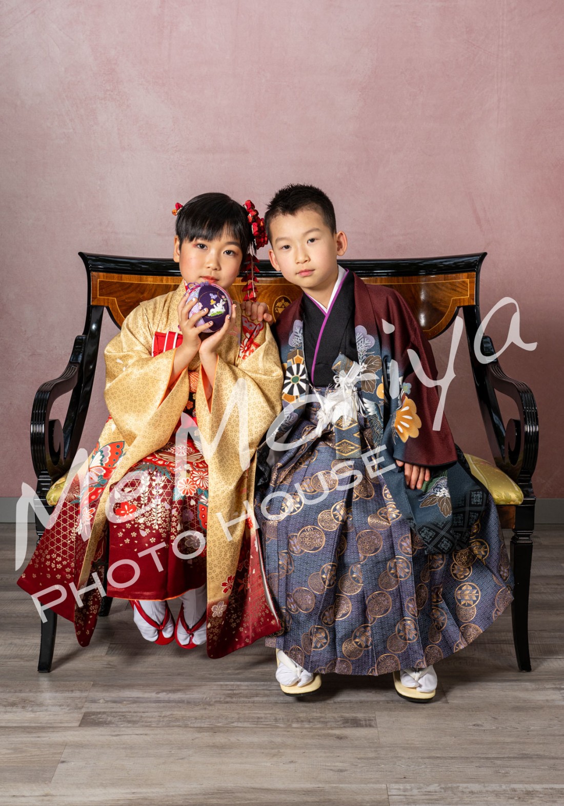 双子の兄妹が7歳の七五三で来店されました。今年4月にも小学校入学記念の撮影をさせていただいたご家族です。20秒早く生まれたお兄ちゃんは、おしゃべりでめちゃカッコマン。一方、20秒遅れの妹ちゃんは、寡黙で落ち着いた大人のような雰囲気の持ち主です。お兄ちゃんの撮影は爆笑でした。妹ちゃんの体格が少し大きいので、私が「お姉ちゃんが、、、」と声を掛けたら即刻「僕がお兄ちゃんです。」って反応。お兄ちゃんが私にたいして「おじいちゃん、腰が引けているね。僕は空手をやってて、腰が引けている弱い人とは戦わないんだ。」　私「おじいちゃん、より、おじちゃんと言ってほしいな。お兄ちゃんが黒帯取れたら、また撮影に来てよ」。お兄ちゃん「わかった！来るよ！」。