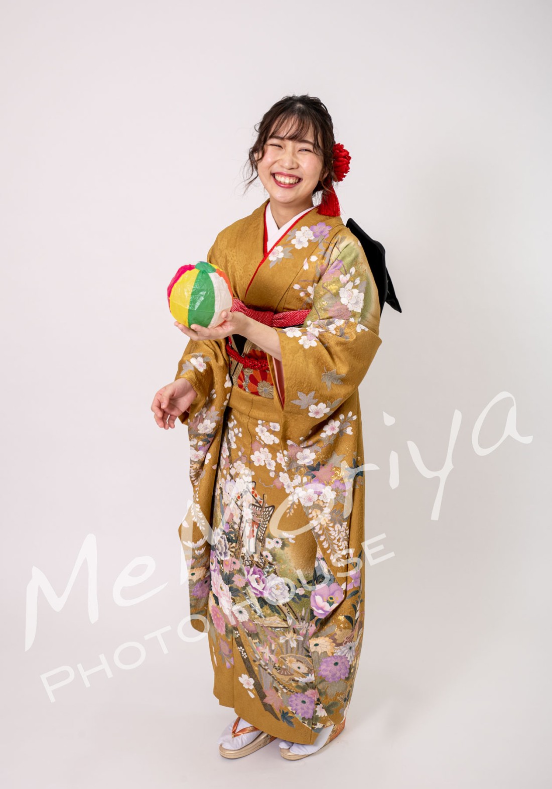 成人式前撮りのお客様がご家族とともに来店されました。事前に振袖が黄色系とお聞きしていたので、背景が色かぶりしないように通常使用しない白バックにしました。一方、ストールは白でしたので濃い色の背景を使用しました。ポージングもいろいろお願いしましたが、どれも上手くこなしていただき、おかげでフォトジェニックに仕上がりました。