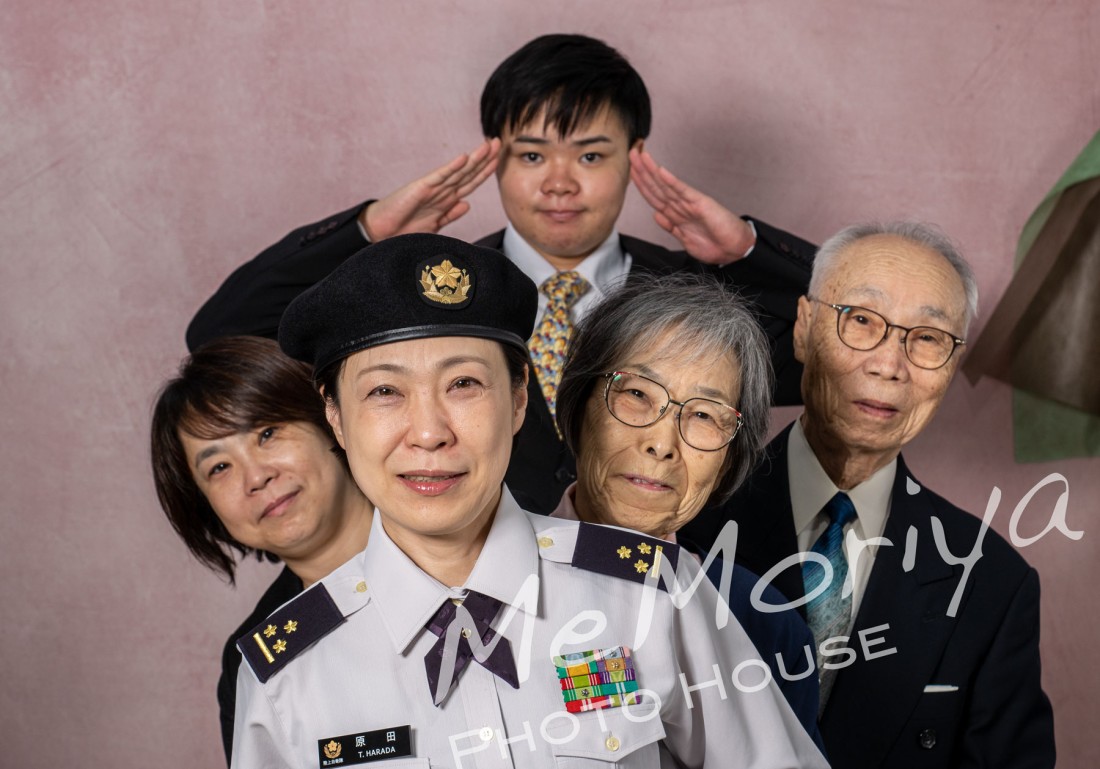 近日中に定年退官される陸上自衛官が制服姿の記念撮影にご家族とともに来店されました。お父様の期待に応えて自衛隊に入隊、衛生科の隊員として駐屯地でお仕事をされてこられたとのこと。日本を守るお仕事、ありがとうございました。退官後は、これまでの経験を踏まえて福祉系のお仕事を考えておられるとのことで、成功を願っております。