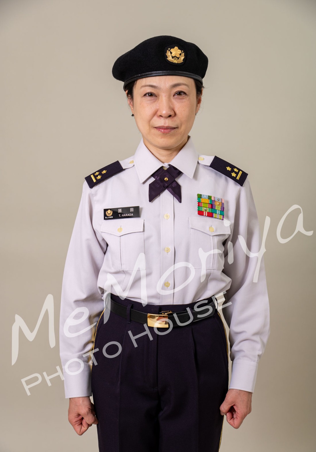 近日中に定年退官される陸上自衛官が制服姿の記念撮影にご家族とともに来店されました。お父様の期待に応えて自衛隊に入隊、衛生科の隊員として駐屯地でお仕事をされてこられたとのこと。日本を守るお仕事、ありがとうございました。退官後は、これまでの経験を踏まえて福祉系のお仕事を考えておられるとのことで、成功を願っております。