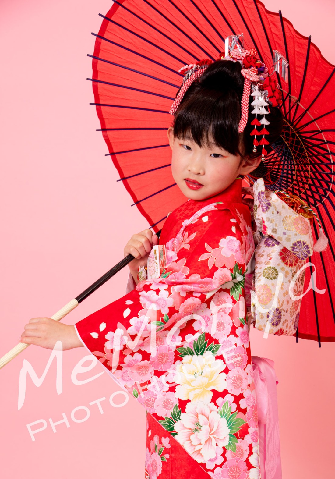6歳のお子様が、七五三のお祝いの撮影に来店されました。日本髪をご希望でしたので、日本髪を結うことができる美容師さんをお呼びしました。日本髪は施術に1時間弱かかりますが、できあがりはとても素敵です。口紅の締めの一筆をママにお願いしました。そして、簪（かんざし）も最後の一つをママにお願いしました。（現在は、ヘアメイクは提携美容院カットハウスピックアップさんにお願いしています）