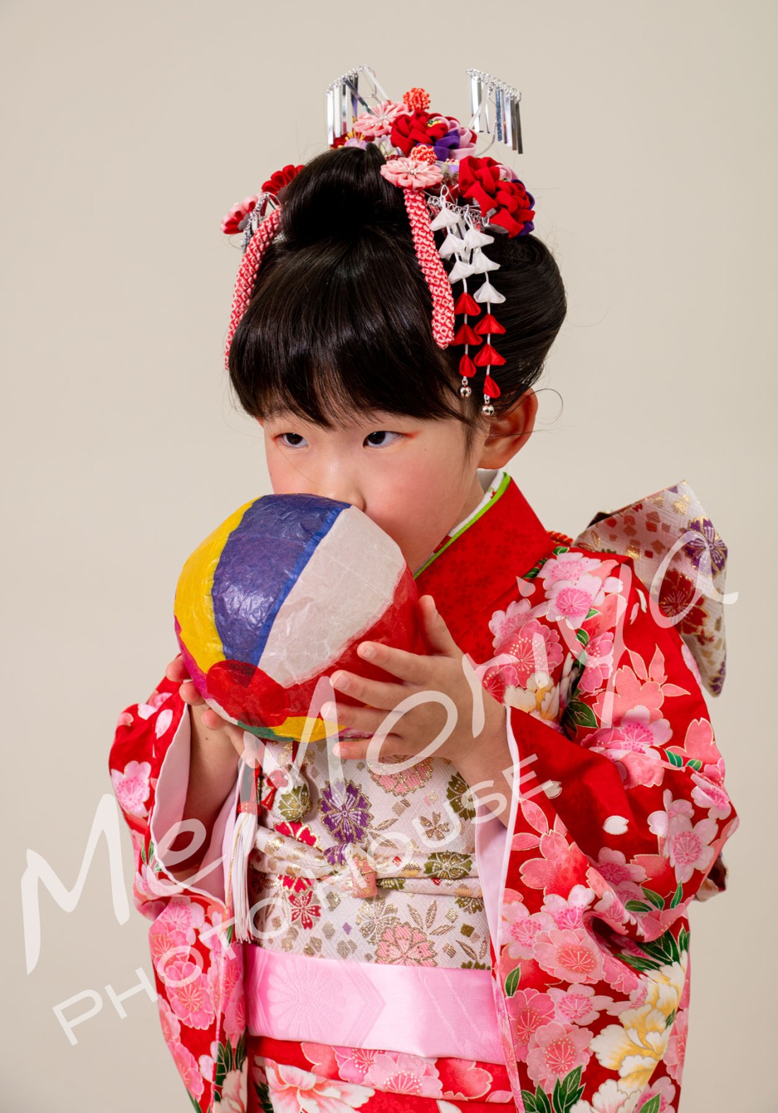 6歳のお子様が、七五三のお祝いの撮影に来店されました。日本髪をご希望でしたので、日本髪を結うことができる美容師さんをお呼びしました。日本髪は施術に1時間弱かかりますが、できあがりはとても素敵です。口紅の締めの一筆をママにお願いしました。そして、簪（かんざし）も最後の一つをママにお願いしました。（現在は、ヘアメイクは提携美容院カットハウスピックアップさんにお願いしています）