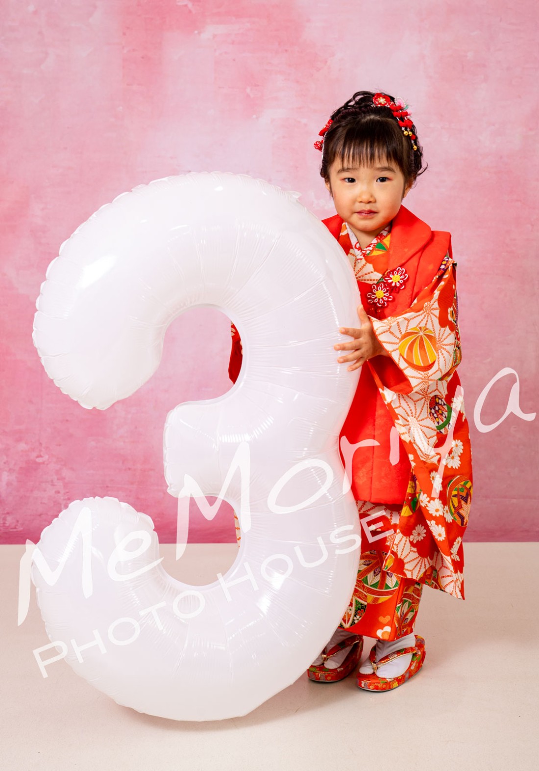 3歳のお子様が七五三のお祝いで撮影に来店されました。メモリヤの11月は、毎年七五三の撮影で大盛況。ママが上手に着付けをされて、いざ撮影開始。はじめは緊張してなかなかカメラ目線がもらえませんでした、次第に笑顔が出るようになりました。公園撮影の最後まで、忍耐強くかんばってくれました。