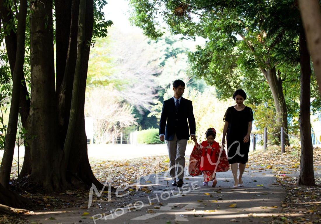 3歳のお子様が七五三のお祝いで撮影に来店されました。メモリヤの11月は、毎年七五三の撮影で大盛況。ママが上手に着付けをされて、いざ撮影開始。はじめは緊張してなかなかカメラ目線がもらえませんでした、次第に笑顔が出るようになりました。公園撮影の最後まで、忍耐強くかんばってくれました。