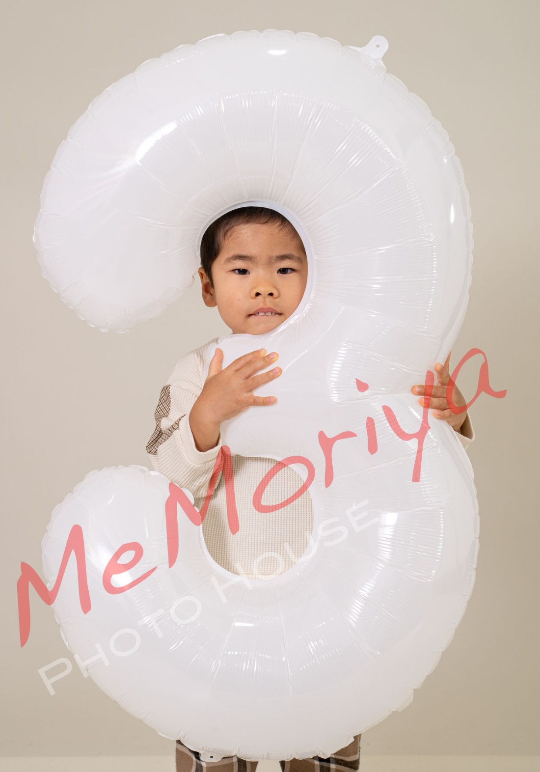 お子様の3歳の誕生日記念に、お客様が来店されました。1歳の誕生日から毎年お越しくださっています。1年ぶりにあったM君は、とても良い子に成長していました。明るくおしゃべりで礼儀正しい（笑）撮影時間中に何度も「すみません」というのですが、何がすみませんなのか分かりませんでした。きっと、ママが良く「すみません」と言っているのだと思いました。