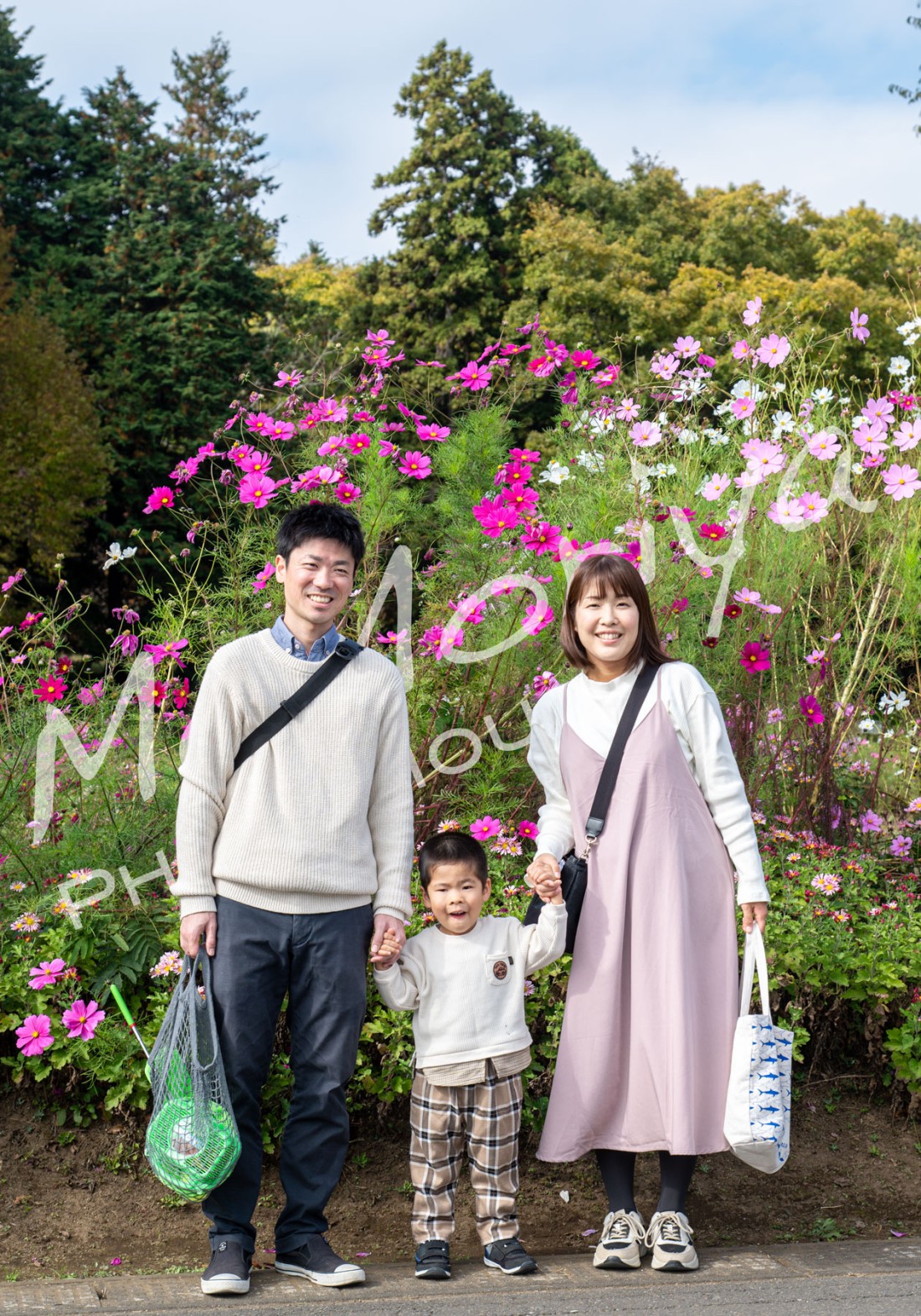 お子様の3歳の誕生日記念に、お客様が来店されました。1歳の誕生日から毎年お越しくださっています。1年ぶりにあったM君は、とても良い子に成長していました。明るくおしゃべりで礼儀正しい（笑）撮影時間中に何度も「すみません」というのですが、何がすみませんなのか分かりませんでした。きっと、ママが良く「すみません」と言っているのだと思いました。