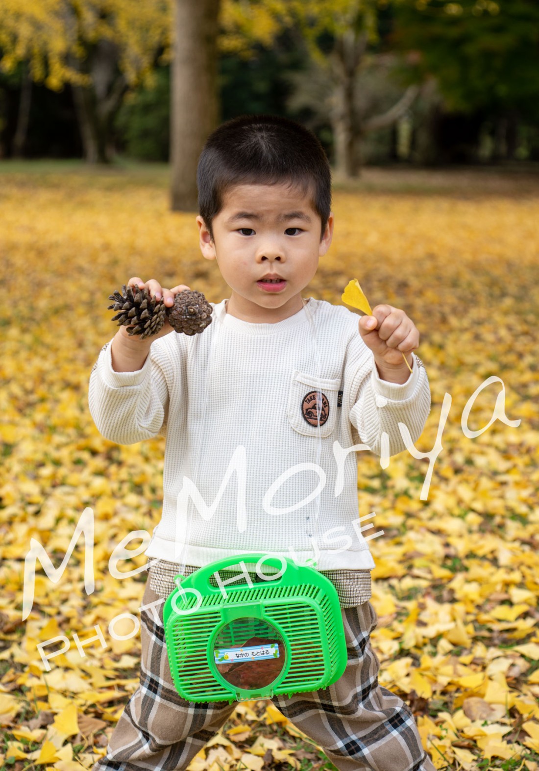 お子様の3歳の誕生日記念に、お客様が来店されました。1歳の誕生日から毎年お越しくださっています。1年ぶりにあったM君は、とても良い子に成長していました。明るくおしゃべりで礼儀正しい（笑）撮影時間中に何度も「すみません」というのですが、何がすみませんなのか分かりませんでした。きっと、ママが良く「すみません」と言っているのだと思いました。