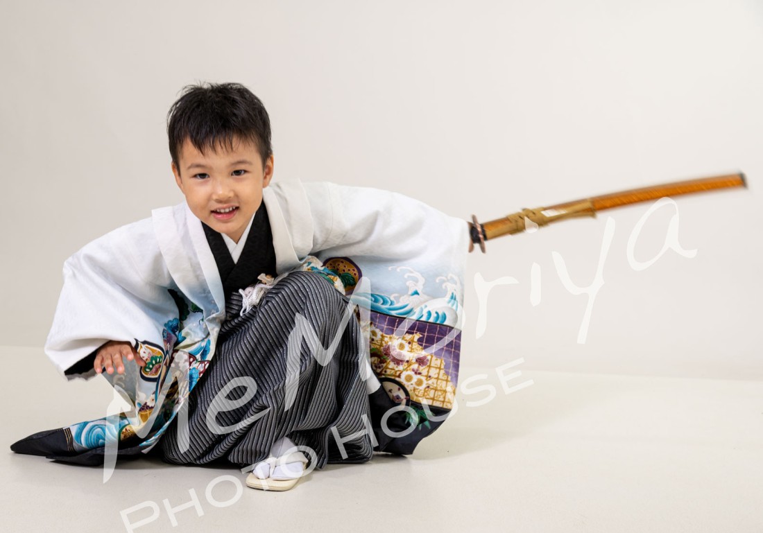 お子様誕生の時からお越しいただいているお客様が、七五三（5歳）のお祝いの撮影に来店されました。お子様とママの着付けをスタジオでさせていただきました。多くの男の子は、5分撮影させてくれれば良く頑張ったとほめてあげたくなるのですが、着付けから公園撮影が終わるまで2時間近く、良く我慢して協力してくれました。