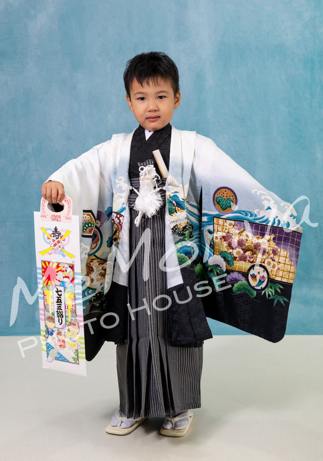 お子様誕生の時からお越しいただいているお客様が、七五三（5歳）のお祝いの撮影に来店されました。お子様とママの着付けをスタジオでさせていただきました。多くの男の子は、5分撮影させてくれれば良く頑張ったとほめてあげたくなるのですが、着付けから公園撮影が終わるまで2時間近く、良く我慢して協力してくれました。