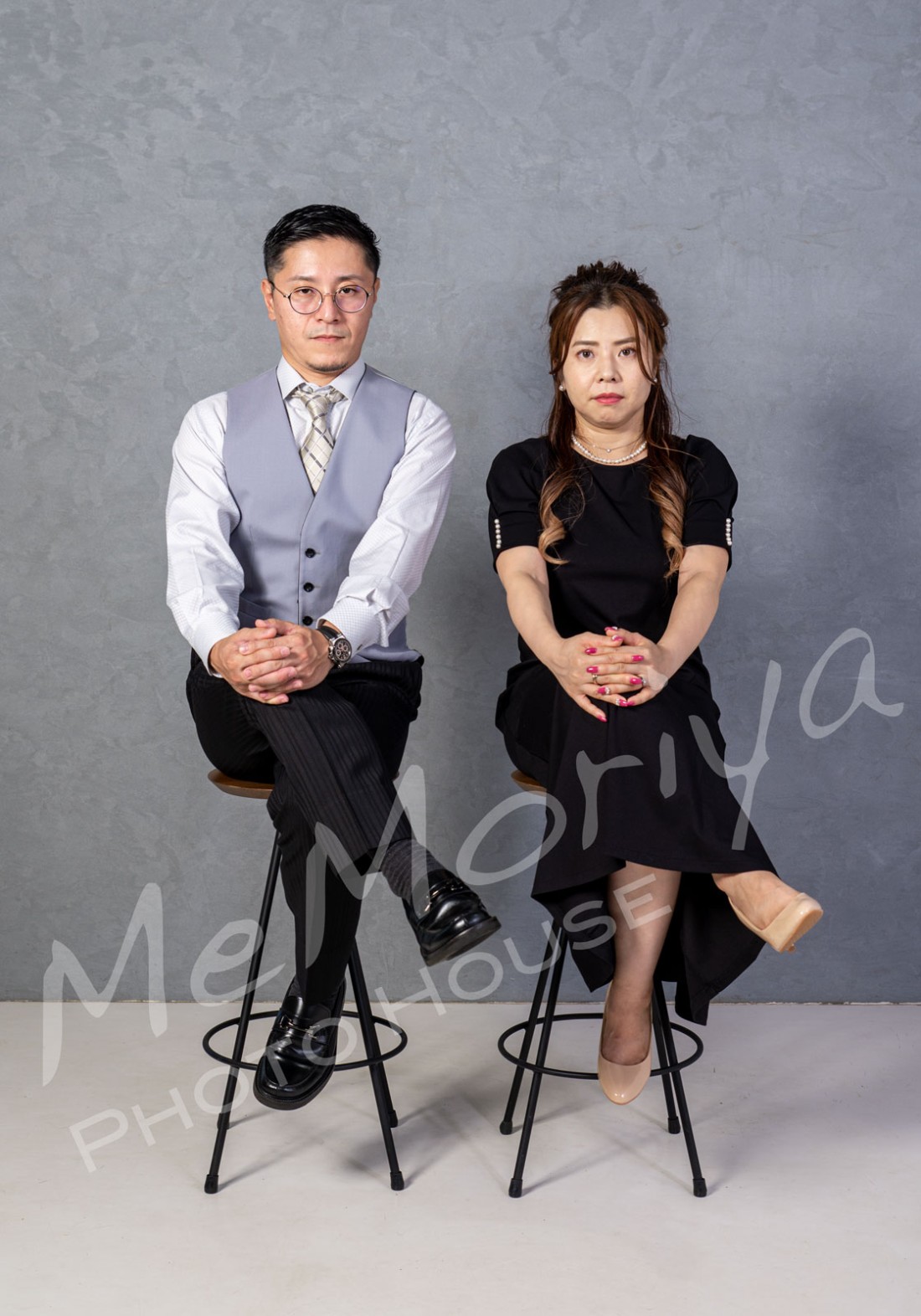 結婚記念日に毎年撮影にお越しいただいている、とても明るいご夫婦です。今回はカッコいい写真を撮りたいというご希望に、お客様とカメラマンで、海外のスタジオで撮られている画像など参考にしながら、いろいろなポーズの楽しい撮影でした。