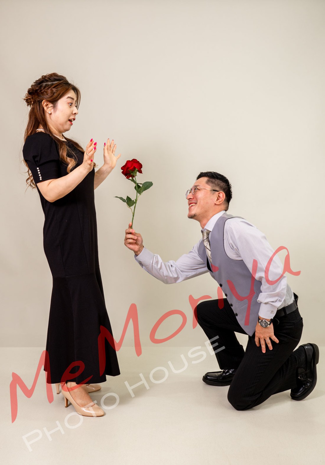 結婚記念日に毎年撮影にお越しいただいている、とても明るいご夫婦です。今回はカッコいい写真を撮りたいというご希望に、お客様とカメラマンで、海外のスタジオで撮られている画像など参考にしながら、いろいろなポーズの楽しい撮影でした。
