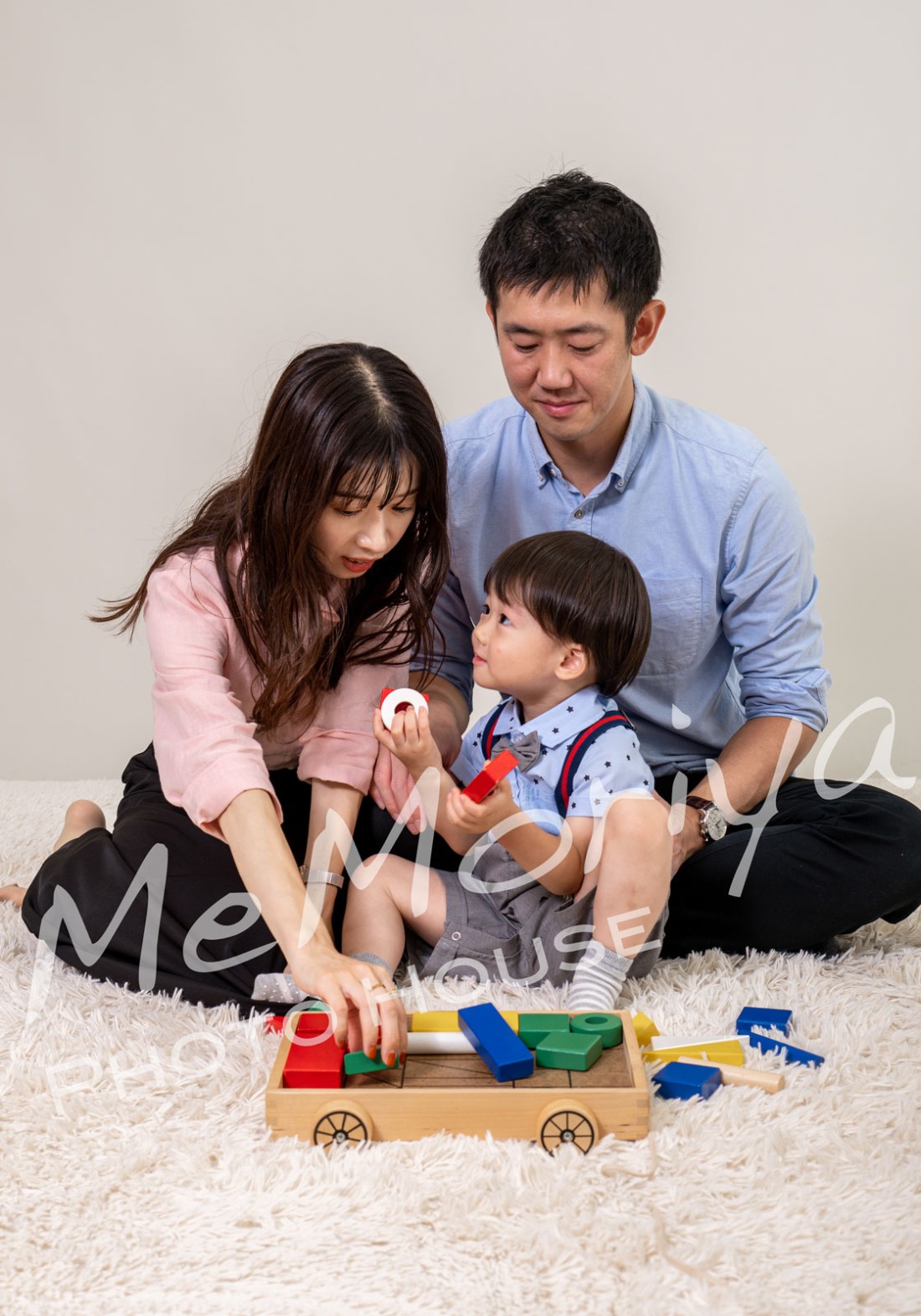 2歳の誕生日記念撮影に、お客様が来店されました。1歳の誕生日にもお越しいただきましたが、もう1年経ったのかと月日の経つ速さに驚きます。最初は緊張気味で、おとなしかったお子様ですが、次第に元気になり、お帰りのときは車から手を振ってくれました。うれしいものです。