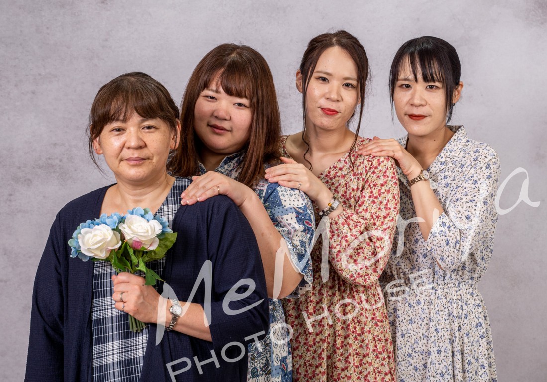 お母さまと娘3姉妹のご家族が来店されました。目的は、「指環記念日」お母さまが、お揃いの4つの指環を購入され、3つを娘たちにプレゼントされたとのことで、娘たちからお返しの記念撮影会でした。写真館って、仲の良いご家族しか来店されません。ありがたい仕事をさせていただいていると感謝しています。